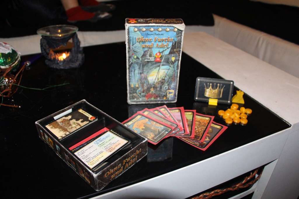 Spielmaterial des Kartenspiels Ohne Furcht und Adel