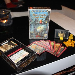 Spielmaterial des Kartenspiels Ohne Furcht und Adel