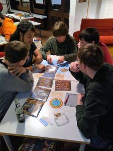 Gruppe während des Spiels Escape the Room