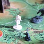 Ein Forscher möchte ein Babyraptor einsammeln während die Mutter dies zu verhindern versucht