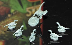 Plastikfiguren von Raptorenbabys und ihrer Mutter aus dem Spiel Raptor aus dem Hause Pegasus