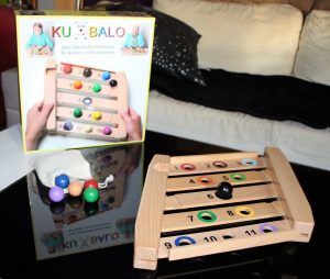 Kuxbalo mit Spielbrett und Kugeln