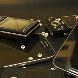 Verschiedene Handys auf dem Tisch