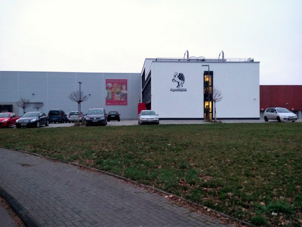 Pegasus-Zentrale von vorne: Lager und Büro mit großem Pegasus-Logo