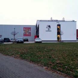 Pegasus-Zentrale von vorne: Lager und Büro mit großem Pegasus-Logo