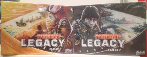 Beide Spielboxvarianten von Pandemic Legacy Season 2