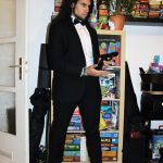 Chris als Agent beim Pistole nachladen