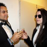 Jessi und Chris auf einer Spionenparty beim Gläseranstoßen