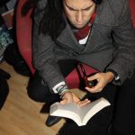 Chris beim Lesen eines Buches mit Pfeife und Detektivkleidung