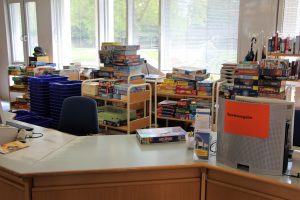 Spieleausleihe von Aschaffenburg spielt: Theke und viele Brettspielschachteln