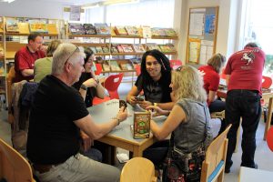 Chris und Freunde beim Spielen von Bücherwurm aus dem Hause Pegasus