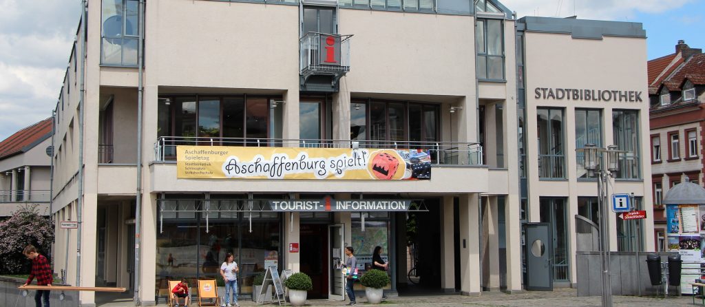 Blick auf die Stadtbibliothek inklusive Banner von Aschaffenburg spielt