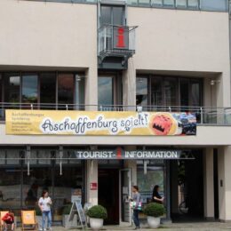 Blick auf die Stadtbibliothek inklusive Banner von Aschaffenburg spielt