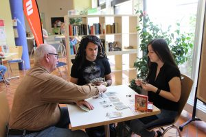 Chris und Freunde beim Spielen von Tembo aus dem Hause NSV