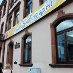 Blick auf die Volkshochschule von Aschaffenburg inklusive Banner von Aschaffenburg spielt