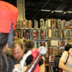 Aladdin vor einem Verkaufsstand von Brettspielen