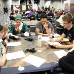 Gruppe beim Spielen von Dragon Legion
