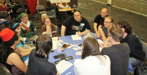 Gruppe beim Spielen von Los Muertos