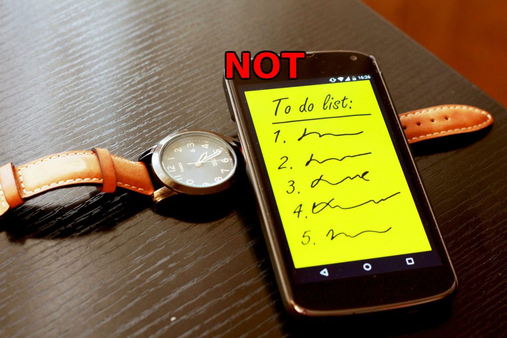 To Do Liste auf einem Smartphone mit Uhr sowie einem hinzugefügten Not in rot