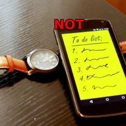 To Do Liste auf einem Smartphone mit Uhr sowie einem hinzugefügten Not in rot