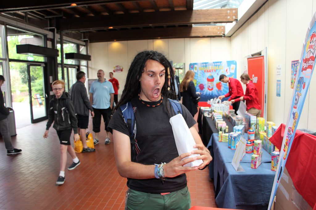 Chris beim Öffnen der Wundertüte
