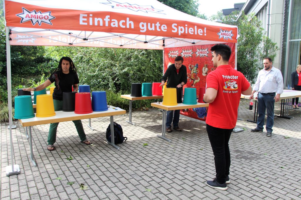 Zwei Personen beim Speedcups spielen