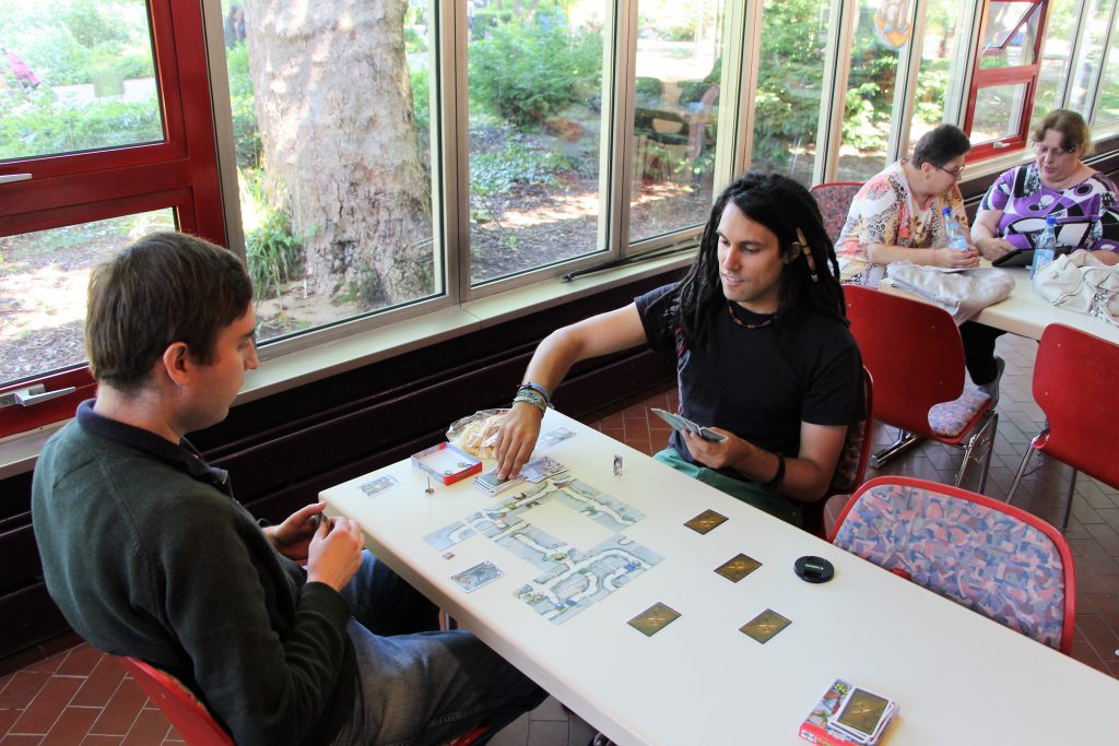 Zwei Personen beim Spielen von Saboteuer - Das Duell