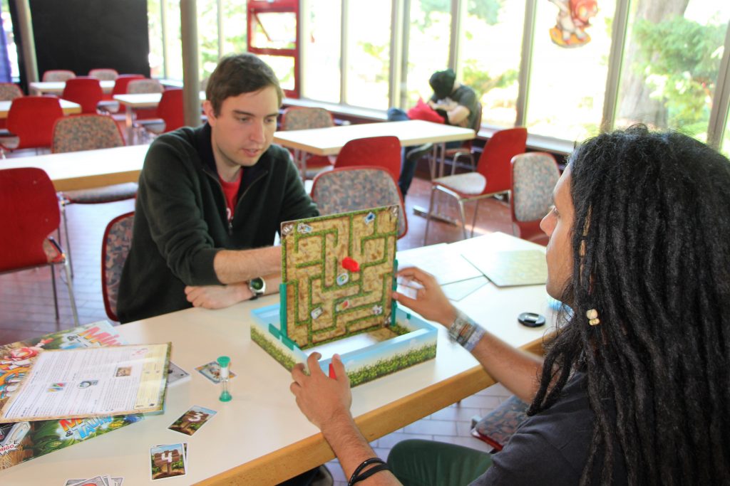 Zwei Personen beim Spielen von Mino & Tauri