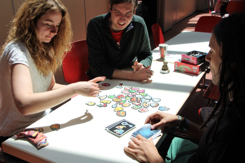 Drei Personen beim Spielen von Déjà-Vu