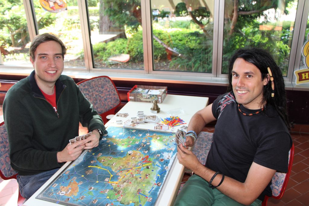 Zwei Personen beim Spielen von Expedition