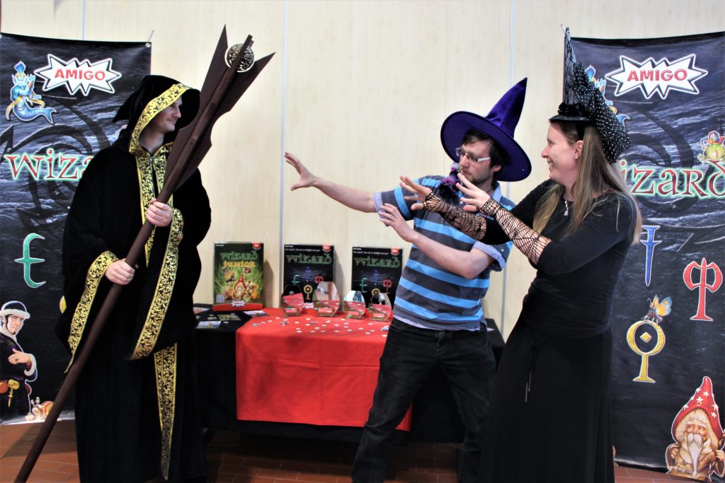 Gruppe von Zauberern vor dem Gewinnerstand des Wizardsturniers
