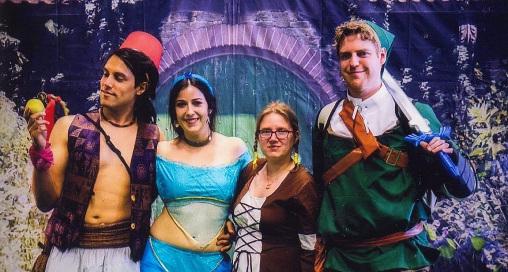 Aladdin, Jasmin, Zelda und Link vor dem Stand der Tolkiengesellschaft