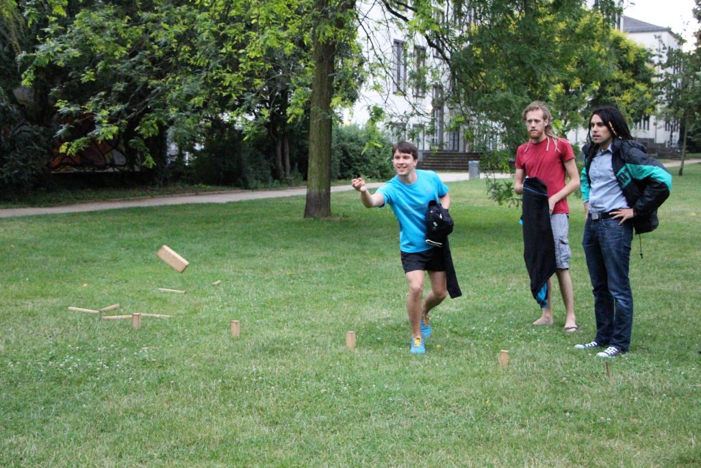Person wirft Holzstück
