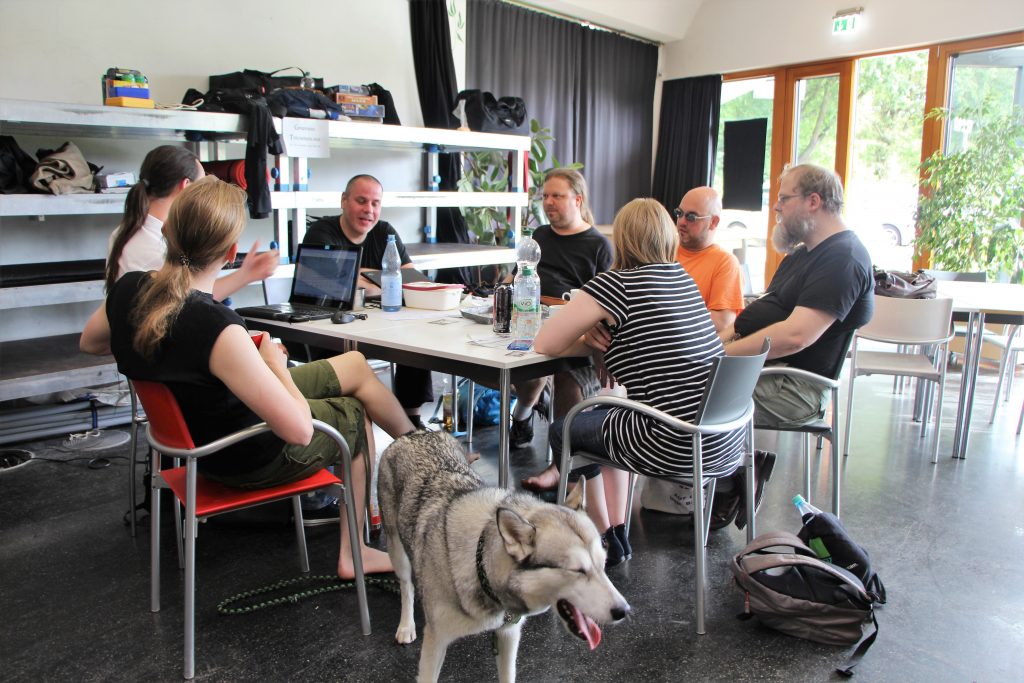Gruppe spielt Shadowrun, vornedran gähnender Hund