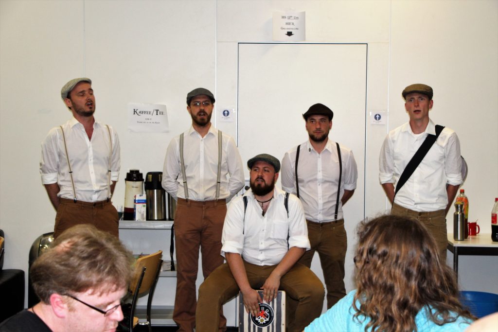 Fünf Männer am Singen