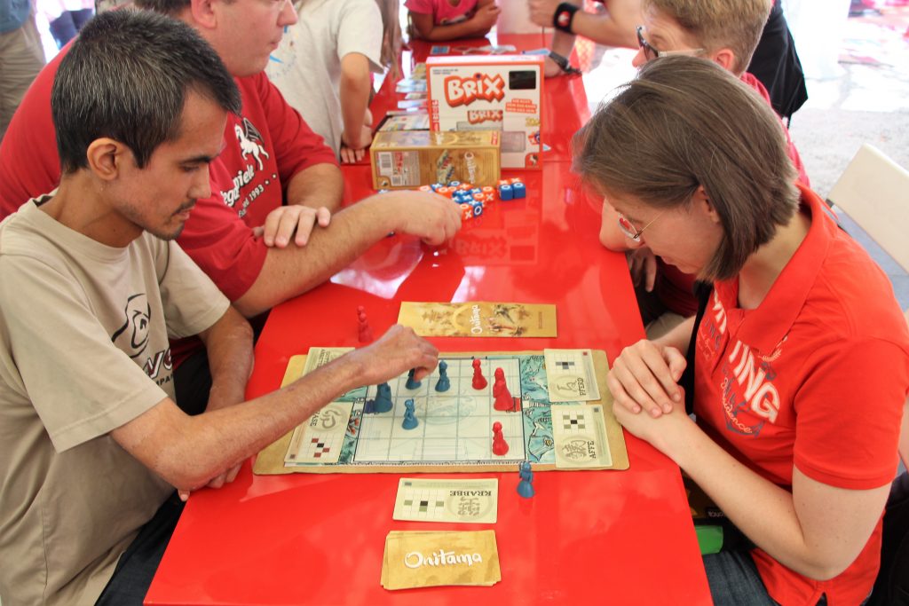 Zwei Menschen spielen Onitama