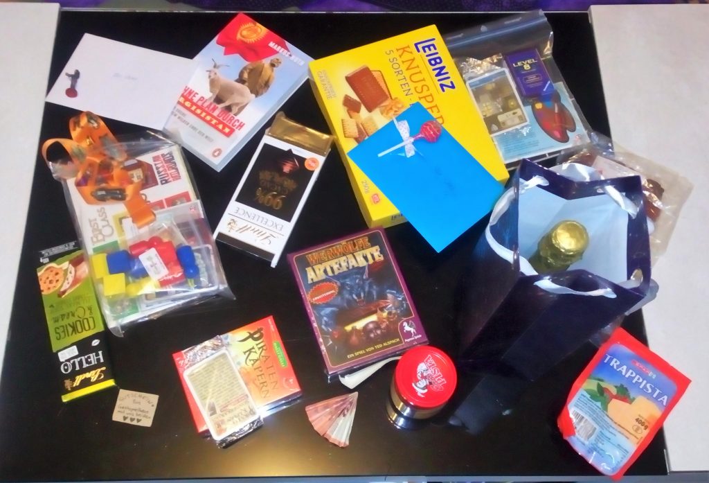 Geschenke auf einem Tisch