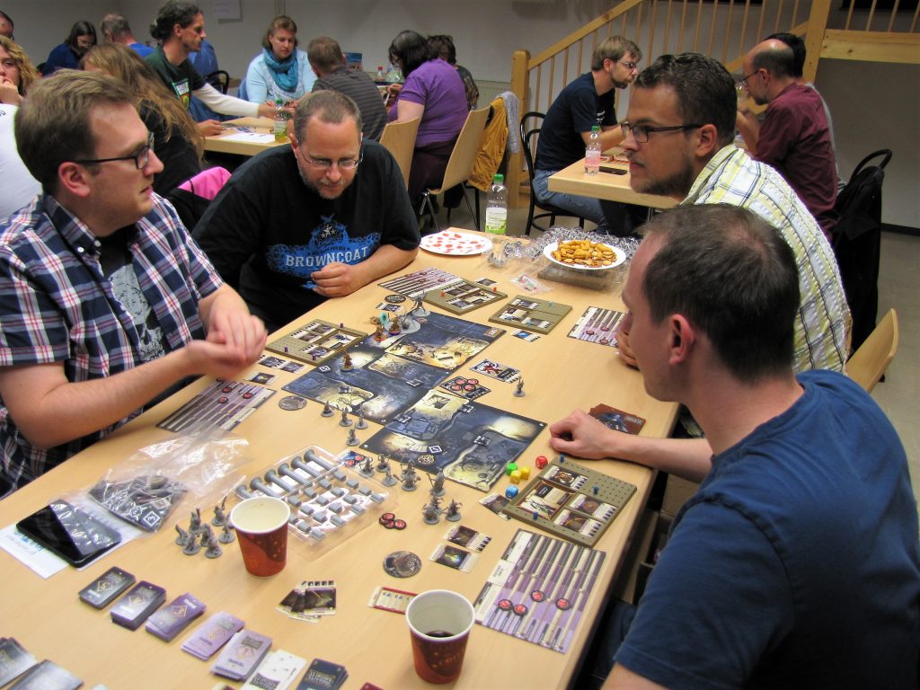Gruppe spielt einen Dungeoncrawler