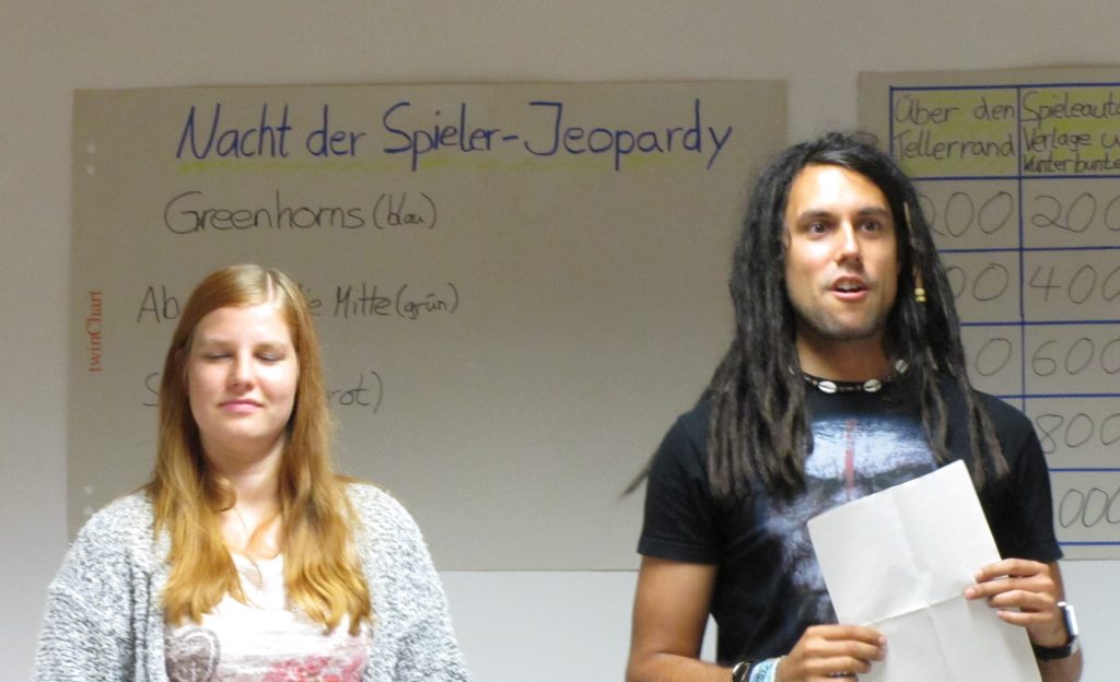 Zwei Personen moderieren ein Brettspiel-Jeorpardy