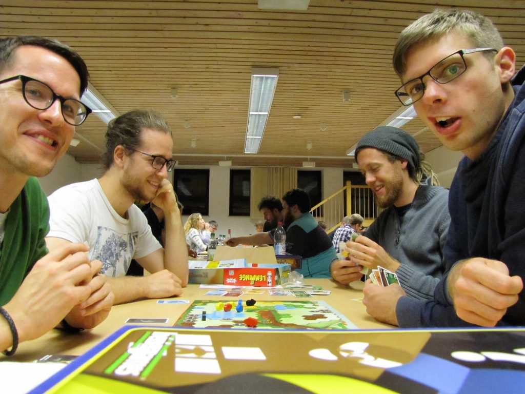 Gruppe spielt Lemminge