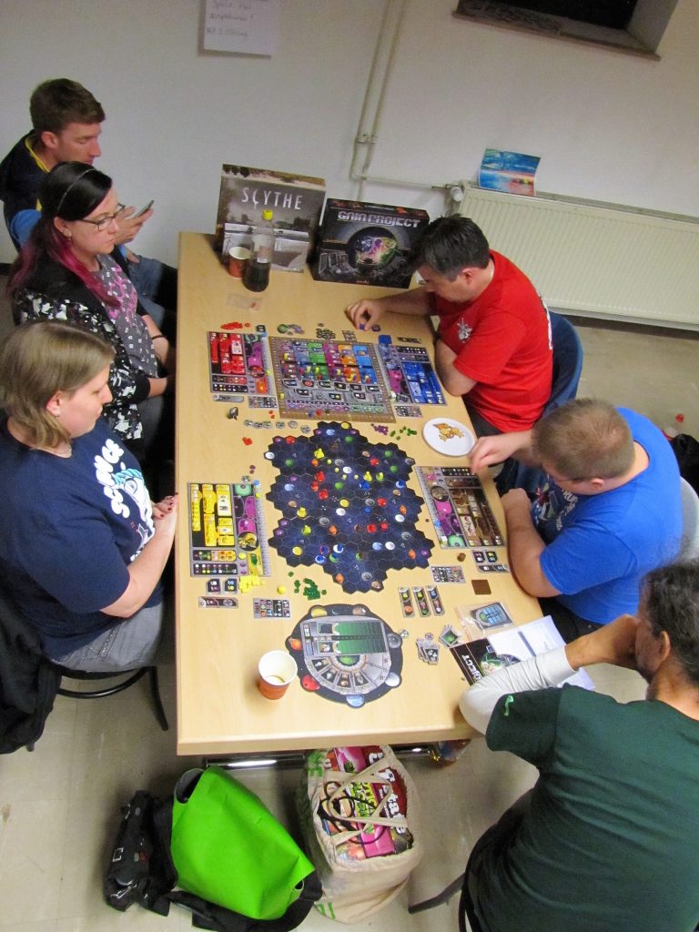 Gruppe spielt Gaia Project