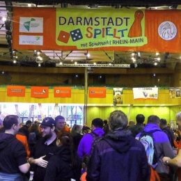 Bild auf Haupteingang von Darmstadt spielt