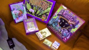 Flohmarktausbeite: 7 Spiele auf der Couch ausgebreitet